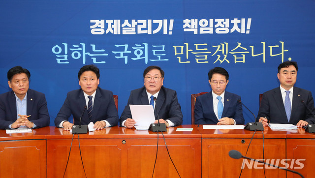 [서울=뉴시스] 장세영 기자 = 김태년 더불어민주당 원내대표가 9일 서울 여의도 국회에서 열린 더불어민주당 원내대책회의에 참석해 현안관련 발언을 하고 있다. 2020.06.09. photothink@newsis.com