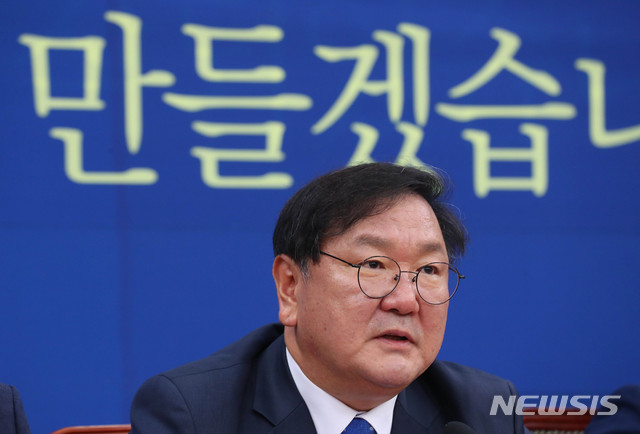 [서울=뉴시스] 장세영 기자 = 김태년 더불어민주당 원내대표가 9일 서울 여의도 국회에서 열린 더불어민주당 원내대책회의에 참석해 현안관련 발언을 하고 있다. 2020.06.09. photothink@newsis.com
