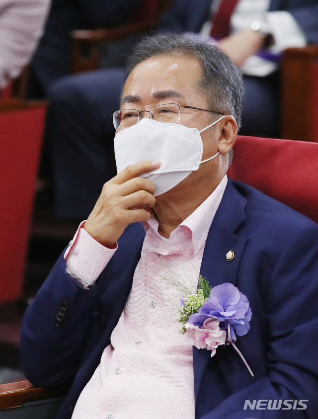 [서울=뉴시스] 김진아 기자 = 홍준표 무소속 의원이 9일 서울 여의도 의원회관에서 열린 '대한민국 미래혁신포럼' 21대 국회 개원 기념 특별강연에서 경청하고 있다. 2020.06.09. bluesoda@newsis.com