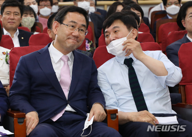 [서울=뉴시스] = 원희룡 제주지사와 주호영 미래통합당 원내대표가 지난달 9일 서울 여의도 의원회관에서 열린 '대한민국 미래혁신포럼' 21대 국회 개원 기념 특별강연에서 대화를 하고 있다. (뉴시스 DB)