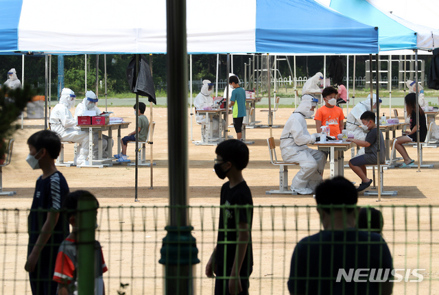 [인천=뉴시스] 이종철 기자 = 인천지역에 신종 코로나바이러스 감염증(코로나19) 확진자가 속출한 9일 오전 확진자가 나온 인천시 미추홀구 한 초등학교에 워크 스루(Walk through) 선별진료소가 설치되어 나머지 재학생들을 검사하고 있다. 2020.06.09. jc4321@newsis.com