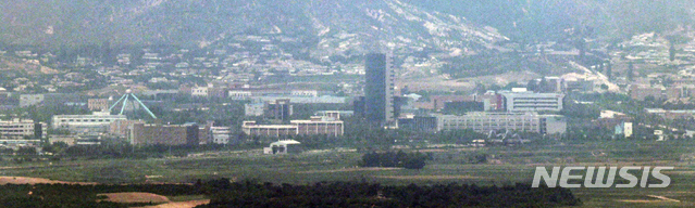 [파주=뉴시스] 최진석 기자 = 북한이 남북 사이의 모든 통신연락선을 차단하겠다고 밝힌 9일 경기도 파주시 접경지대에서 바라본 개성공단의 모습. 2020.06.09. myjs@newsis.com