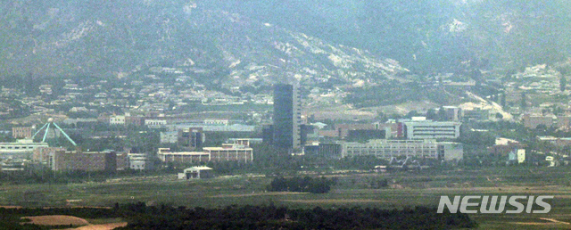 [파주=뉴시스] 최진석 기자 = 북한이 남북 사이의 모든 통신연락선을 차단하겠다고 밝힌 9일 경기도 파주시 접경지대에서 바라본 개성공단의 모습. 2020.06.09. myjs@newsis.com