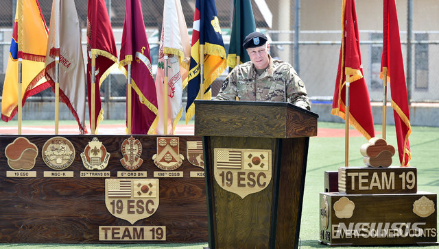 [대구=뉴시스] 이무열 기자 = 주한미군 제19지원사령관 취임식이 열린 9일 오전 대구 남구 캠프워커 캘리연병장에서 스티븐 앨런(Steven L. Allen) 신임 사령관이 취임사를 통해 포부를 밝히고 있다. 2020.06.09. lmy@newsis.com