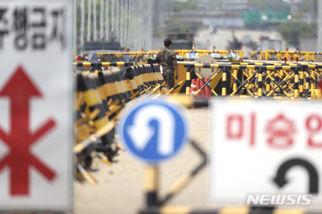 [파주=뉴시스] 최진석 기자 = 북한이 남북 사이의 모든 통신연락선을 차단하겠다고 밝힌 9일 개성 남북공동연락사무소로 들어가는 길목인 경기도 파주 통일대교에 다양한 안내 표지판이 보이고 있다. 2020.06.09.&nbsp; myjs@newsis.com