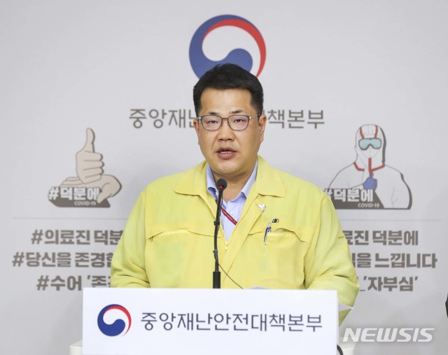 [서울=뉴시스]손영래 중앙사고수습본부 전략기획반장이 지난 9일 세종시 정부세종청사에서 신종 코로나바이러스 감염증(코로나19) 관련 정례브리핑을 하고 있다. (사진=보건복지부 제공) 2020.06.09.&nbsp; photo@newsis.com