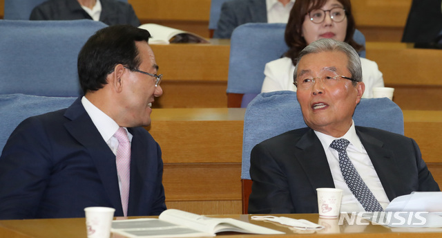 [서울=뉴시스] 김진아 기자 = 미래통합당 김종인 비상대책위원장, 주호영 원내대표가 9일 서울 여의도 국회 의원회관에서 열린 '6.25전쟁 70주년 : 회고와 반성’ 정책세미나에서 대화를 하고 있다. 2020.06.09.&nbsp; bluesoda@newsis.com