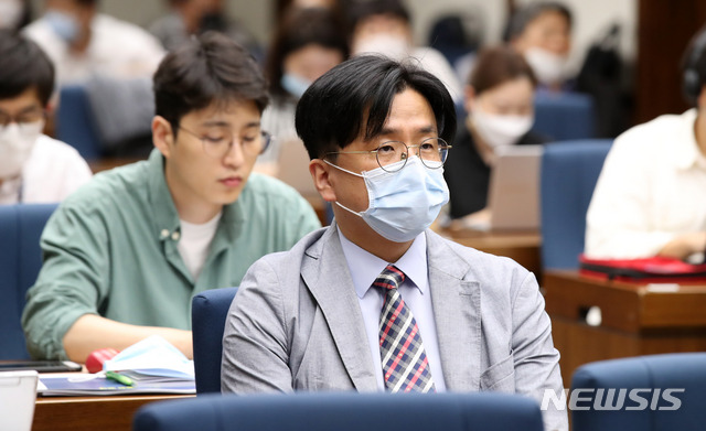 [서울=뉴시스]김선웅 기자 = 이재갑 한림대학교 강남성심병원 감염내과 교수가 9일 오후 서울 여의도 국회에서 민주당 신현영 의원실이 '질병관리청 바람직한 개편방안은?'을 주제로 주최한 토론회에 참석하고 있다. 2020.06.09. mangusta@newsis.com