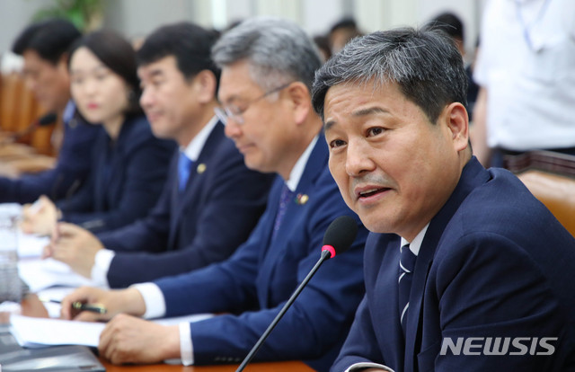 [서울=뉴시스] 장세영 기자 = 김영배 더불어민주당 의원이 9일 서울 여의도 국회 운영위 회의실에서 열린 국회 상임위 위원정수에 관한 규칙 개정 특위 전체회의에 참석해 발언을 하고 있다. 2020.06.09.&nbsp; photothink@newsis.com