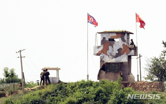 [파주=뉴시스] 최진석 기자 = 북한이 남북 사이의 모든 통신연락선을 차단하겠다고 밝힌 9일 경기 파주 우리측 초소 인접한 북측 초소에서 북한군이 보수 작업을 하고 있다. 2020.06.09. myjs@newsis.com