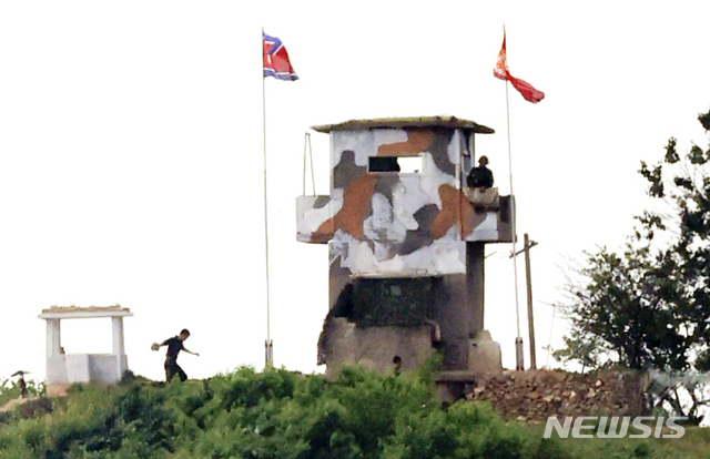 [파주=뉴시스] 최진석 기자 = 북한이 남북 사이의 모든 통신연락선을 차단하겠다고 밝힌 9일 경기 파주 우리측 초소 인접한 북측 초소에서 북한군이 남측을 바라보며 경계하고 있다. 2020.06.09.myjs@newsis.com