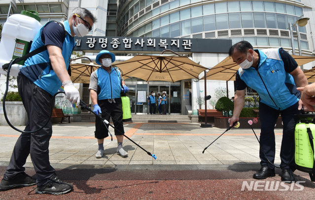 [광명=뉴시스] 김종택기자 = 경기 광명시 광명어르신보호센터에서 입소자 3명과 종사자 3명이 신종 코로나바이러스 감염증(코로나19) 확진 판정을 받은 가운데 9일 오후 광명종합사회복지관 앞에서 광명3동 자율방재단원들이 방역을 하고 있다. 2020.06.09.  semail3778@naver.com