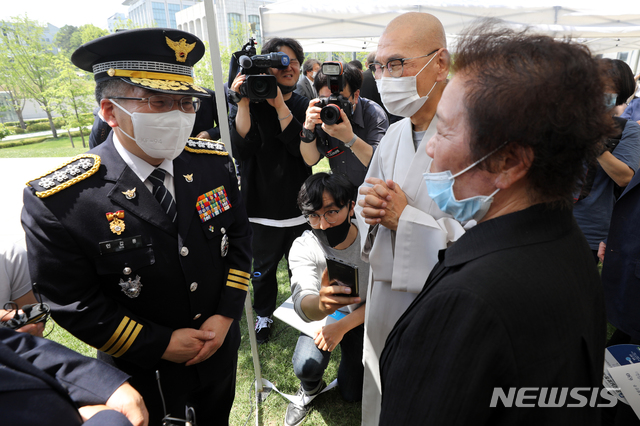 [서울=뉴시스] 이윤청 기자 = 민갑룡 경찰청장과 고(故) 이한열 열사의 어머니 배은심씨가 9일 서울 서대문구 연세대학교 한열동산에서 열린 제33주기 이한열 추모식에서 대화하고 있다. 2020.06.09. radiohead@newsis.com