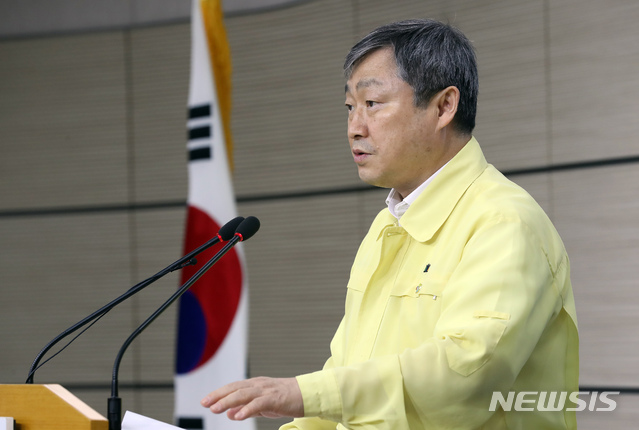 [세종=뉴시스]강종민 기자 = 박백범 교육부 차관이 9일 오후 정부세종청사에서 등교수업 조정현황과 학생 미등교 사유별 현황, 진단검사 현황 등을 브리핑 하고 있다. 2020.06.09.&nbsp; ppkjm@newsis.com