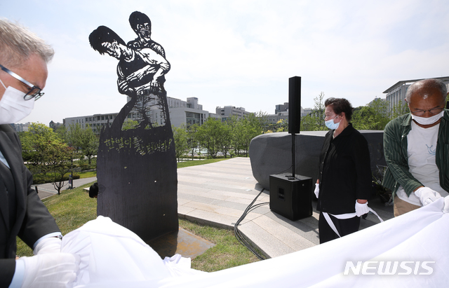[서울=뉴시스] 이윤청 기자 = 고(故) 이한열 열사의 어머니 배은심씨와 참석자들이 9일 서울 서대문구 연세대학교 한열동산에서 열린 제33주기 이한열 추모식에서 조형물 제막식을 하고 있다. 2020.06.09. photo@newsis.com