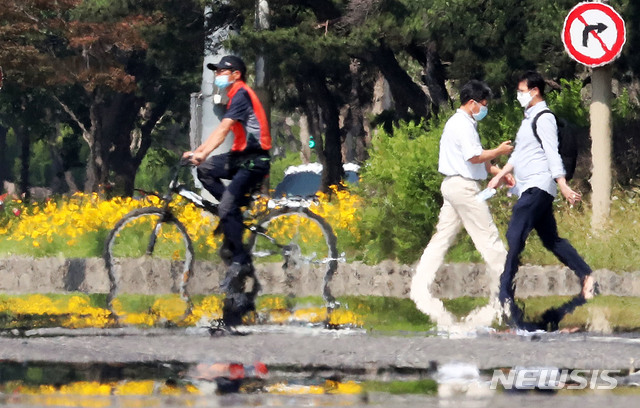 [서울=뉴시스]홍효식 기자 = 서울 등 중부지역에 첫 폭염특보가 발효된 지난 9일 서울 영등포구 여의대로 위로 아지랑이가 피어오르고 있다. 2020.06.09. yesphoto@newsis.com