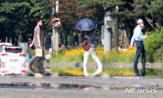 [서울=뉴시스]홍효식 기자 = 서울 등 중부지역에 첫 폭염특보가 발효된 지난 9일 서울 영등포구 여의대로 위로 아지랑이가 피어오르고 있다. 2020.06.09. yesphoto@newsis.com