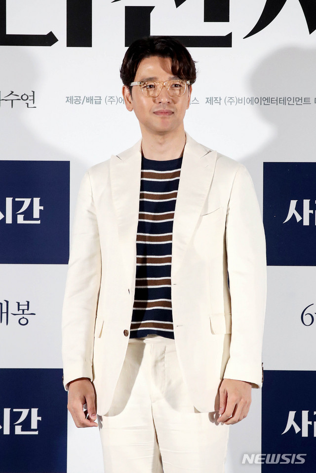 [서울=뉴시스]김병문 기자 = 배우 배수빈이 지난 6월9일 오후 서울 광진구 롯데시네마 건대입구점에서 열린 영화 '사라진 시간' 기자간담회를 마친 후 포즈를 취하고 있다. 2020.06.09. dadazon@newsis.com