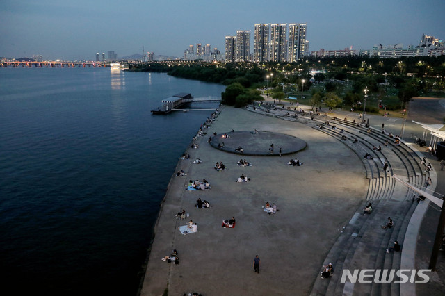 [서울=뉴시스]김병문 기자 = 서울에 올해 첫 폭염특보가 발효된 9일 오후 서울 광진구 뚝섬한강공원에서 시민들이 더위를 피하고 있다. 2020.06.09.&nbsp; dadazon@newsis.com