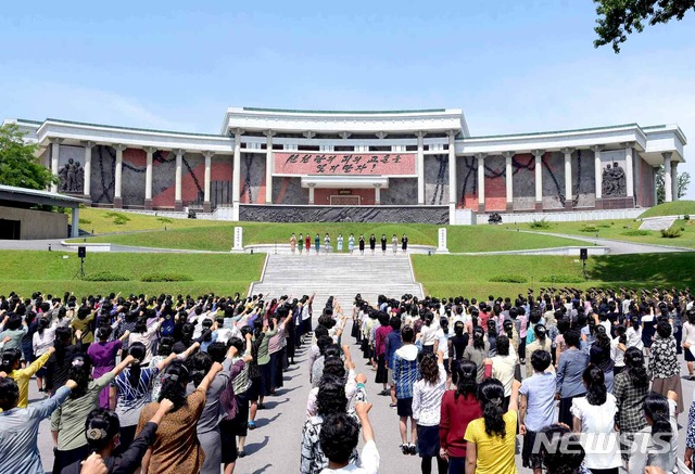 [서울=뉴시스] 북한 노동당 기관지 노동신문은 10일 대북전단 살포 행위를 규탄하는 조선사회주의여성동맹(여맹)일꾼들과 여맹원들의 항의 군중집회가 지난 9일 신천박물관 교양마당에서 진행됐다고 밝혔다. 2020.06.10. (사진=노동신문 캡처) photo@newsis.com 