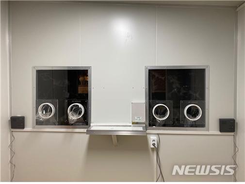 [서울=뉴시스] 서울시 자치구 선별진료소 내에 설치된 글로브월 부스. (사진=서울시 제공) 2020.06.10.photo@newsis.com 