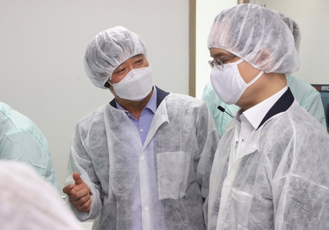 [서울=뉴시스] 김종호 삼성전자 스마트공장지원 센터장(왼쪽), 강성천 중소벤처기업부 차관(사진=중기부 제공) 2020.06.10. photo@newsis.com 