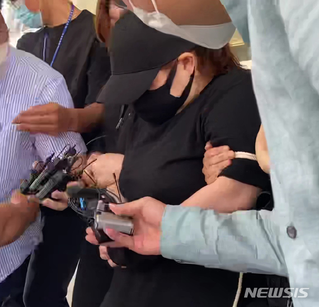 [천안=뉴시스]이종익 기자 = 의붓아들을 여행가방에 감금해 숨지게 한 혐의(아동학대범죄의처벌 등에 관한 특례법상 아동학대치사)로 경찰에서 구속 수사를 받아온 사실혼 관계의 A씨(43·여)가 10일 오후 천안서북경찰서에서 기소 의견으로 대전지검 천안지청으로 송치되고 있다. 2020.06.10.&nbsp; 007news@newsis.com 