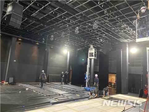 [서울=뉴시스]대학로예술극장 소극장 작업 현장(사진=한국문화예술위원회 제공)2020.06.10 photo@newsis.com