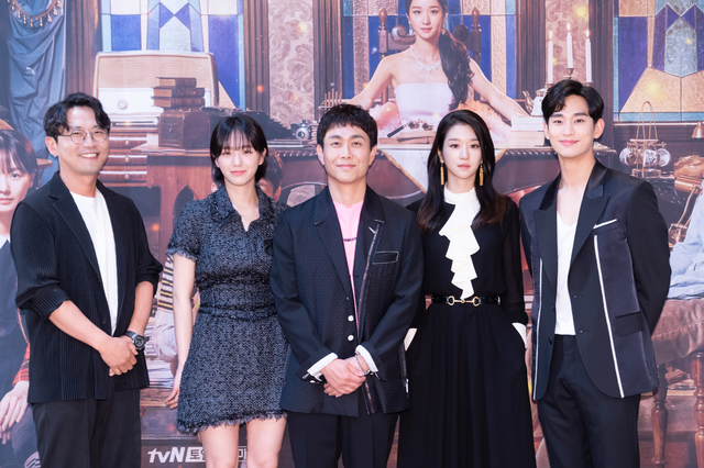 [서울=뉴시스] 10일 온라인 생중계된 tvN 새 주말극 '사이코지만 괜찮아' 제작발표회에 참석한 박신우 감독(왼쪽부터), 배우 박규영, 오정세, 서예지, 김수현. (사진 = tvN) photo@newsis.com