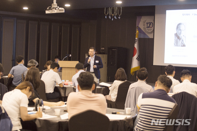 [창원=뉴시스] 홍정명 기자=10일 낮 경남 창원 인터내셔널호텔에서 열린 창원상의 주최 '미래경영아카데미' 행사 초청강사인 김경준 딜로이트컨설팅 부회장이 '2020년 산업의 새로운 지평'을 주제로 강연하고 있다.(사진=창원상의 제공) 2020.06.10. photo@newsis.com