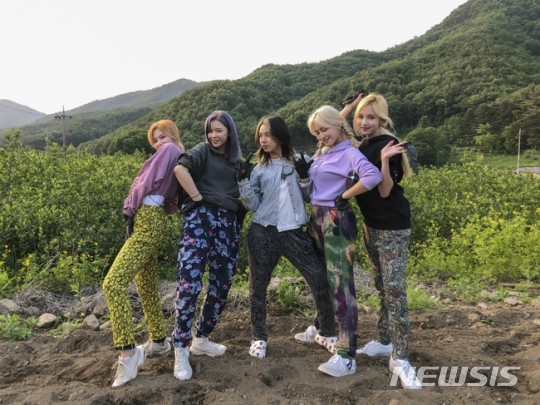[서울=뉴시스] 10일 KBS1 교양프로그램 '6시 내고향'에 그룹 트와이스 정연, 모모, 미나, 사나, 채영이 출연했다. (사진 = JYP엔터테인먼트) photo@newsis.com