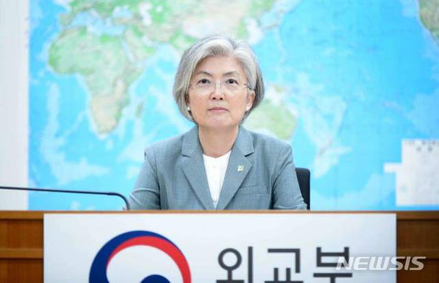 [서울=뉴시스]김명원 기자 =강경화 외교부 장관이 9일 오후 국제민주주의선거지원연구소(International IDEA)와 주한스웨덴대사관이 공동으로 주최하는 '코로나 시대 민주주의'주제의 웹세미나에 참석해 대한민국의 성공적인 총선 경험을 소개하고, 민주주의의 근간인 사회적 신뢰와 시민 참여의 중요성을 강조했다. 2020.06.10. (사진=외교부 제공) photo@newsis.com