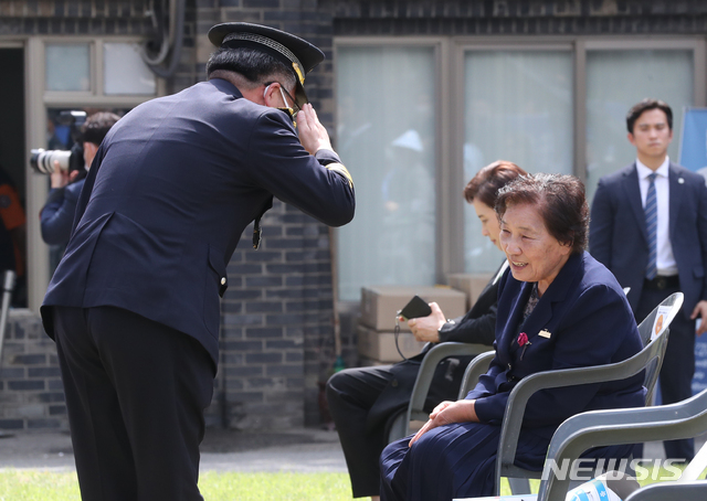 [서울=뉴시스]박영태 기자 = 민갑룡 경찰청장이 10일 오전 서울 용산구 남영동 민주인권기념관(남영동 대공분실)에서 열린 제33주년 6·10민주항쟁 기념식에 참석해 故 이한열 열사 모친 배은심 여사에게 인사하고 있다. 2020.06.10.&nbsp; since1999@newsis.com