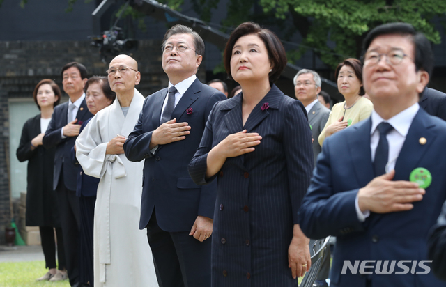 [서울=뉴시스]박영태 기자 = 문재인 대통령과 김정숙 여사가 10일 오전 서울 용산구 남영동 민주인권기념관(남영동 대공분실)에서 열린 제33주년 6·10민주항쟁 기념식에 참석해 자리하고 있다. 2020.06.10.&nbsp; since1999@newsis.com