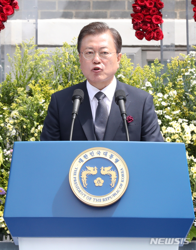 [서울=뉴시스]박영태 기자 = 문재인 대통령이 10일 오전 서울 용산구 남영동 민주인권기념관(남영동 대공분실)에서 열린 제33주년 6·10민주항쟁 기념식에 참석해 기념사를 하고 있다. 2020.06.10.&nbsp; since1999@newsis.com