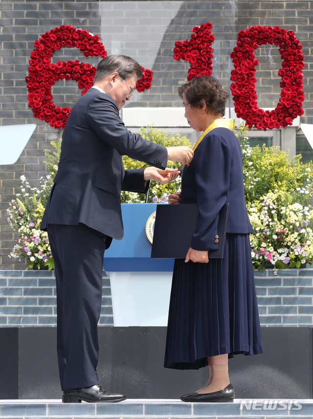 [서울=뉴시스]박영태 기자 = 문재인 대통령이 10일 오전 서울 용산구 남영동 민주인권기념관(남영동 대공분실)에서 열린 제33주년 6·10민주항쟁 기념식에 참석해 故 이한열 열사의 어머니 배은심 여사의 가슴에 국민훈장 모란장을 달아주고 있다. 2020.06.10.&nbsp; since1999@newsis.com