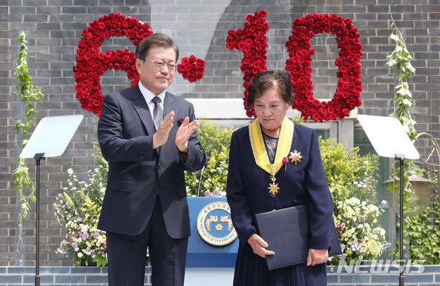 [서울=뉴시스]박영태 기자 = 문재인 대통령이 10일 오전 서울 용산구 남영동 민주인권기념관(남영동 대공분실)에서 열린 제33주년 6·10민주항쟁 기념식에 참석해 故 이한열 열사의 어머니 배은심 여사에게 박수를 보내고 있다. 2020.06.10.&nbsp; since1999@newsis.com