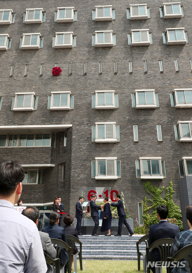 [서울=뉴시스]박영태 기자 = 제33주년 6·10민주항쟁 기념식이 열린 10일 오전 서울 용산구 남영동 민주인권기념관(남영동 대공분실)에 고 박종철 열사가 고문을 받던 자리 창문에 붉은 장미꽃이 매달려 있다. 2020.06.10.&nbsp; since1999@newsis.com 