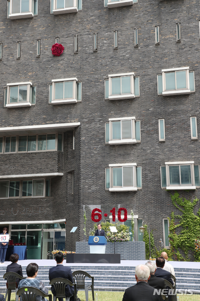 [서울=뉴시스]박영태 기자 = 제33주년 6·10민주항쟁 기념식이 열린 10일 오전 서울 용산구 남영동 민주인권기념관(남영동 대공분실)에 고 박종철 열사가 고문을 받던 자리 창문에 붉은 장미꽃이 매달려 있다. 2020.06.10. since1999@newsis.com