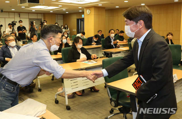 [서울=뉴시스] 장세영 기자 = 안철수 국민의당 대표와 진중권 전 동양대 교수가 10일 서울 여의도 국회 의원회관에서 열린 국민공부방 제1강 ‘우리시대의 정의란 무엇인가?’에 참석해 인사를 나누고 있다. 2020.06.10. photothink@newsis.com