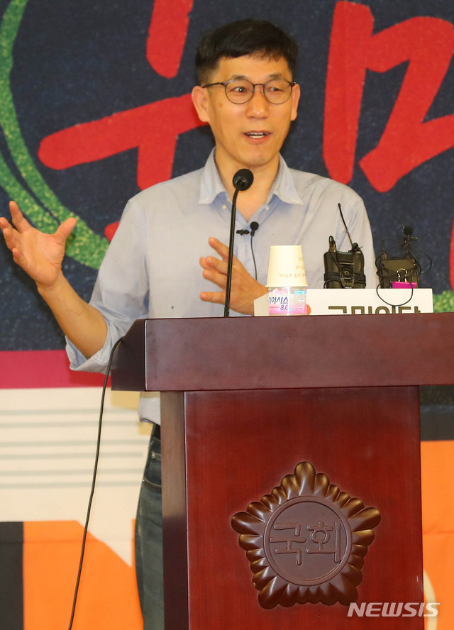 [서울=뉴시스] 장세영 기자 = 진중권 동양대 전 교수가 10일 서울 여의도 국회 의원회관에서 열린 국민공부방 제1강 ‘우리시대의 정의란 무엇인가?’를 주제로 특강을 하고 있다. 2020.06.10. photothink@newsis.com