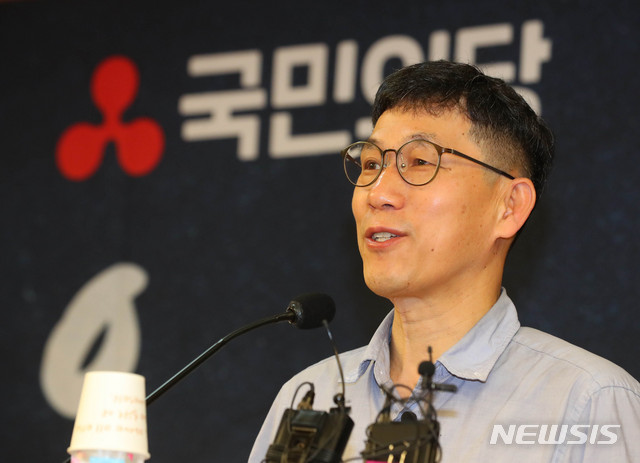 [서울=뉴시스] 장세영 기자 = 진중권 동양대 전 교수가 10일 서울 여의도 국회 의원회관에서 열린 국민공부방 제1강 ‘우리시대의 정의란 무엇인가?’를 주제로 특강을 하고 있다. 2020.06.10. photothink@newsis.com