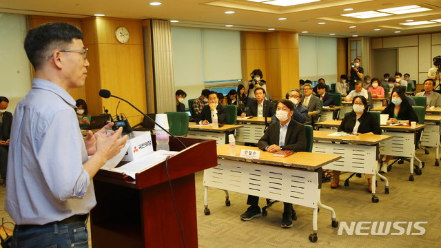 [서울=뉴시스] 장세영 기자 = 진중권 동양대 전 교수가 10일 서울 여의도 국회 의원회관에서 열린 국민공부방 제1강 ‘우리시대의 정의란 무엇인가?’를 주제로 특강을 하고 있다. 2020.06.10. photothink@newsis.com