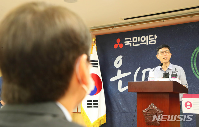 [서울=뉴시스] 장세영 기자 = 진중권 동양대 전 교수가 10일 서울 여의도 국회 의원회관에서 열린 국민공부방 제1강 ‘우리시대의 정의란 무엇인가?’를 주제로 특강을 하고 있다. 2020.06.10.&nbsp; photothink@newsis.com