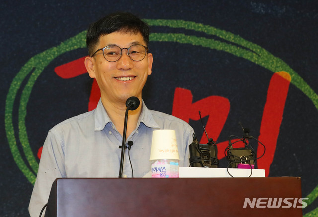 [서울=뉴시스] 장세영 기자 = 진중권 동양대 전 교수가 10일 서울 여의도 국회 의원회관에서 열린 국민공부방 제1강 ‘우리시대의 정의란 무엇인가?’를 주제로 특강을 하고 있다. 2020.06.10.&nbsp; photothink@newsis.com