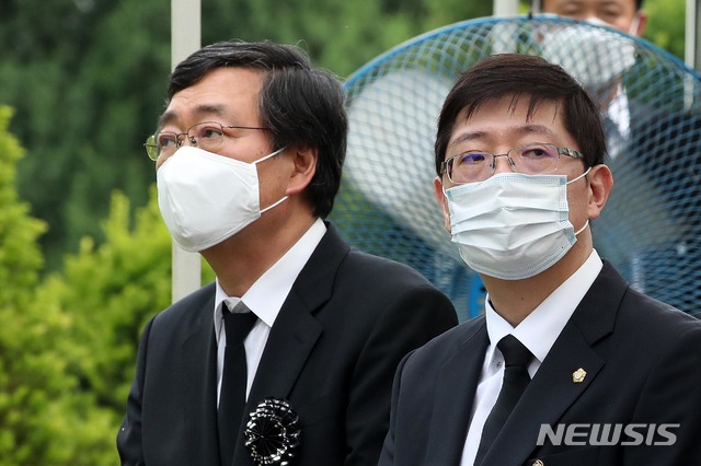 [서울=뉴시스]전진환 기자 = 10일 오전 서울 동작구 국립서울현충원 김대중 대통령 묘역에서 열린 故 이희호 여사 1주기 추도식에서 김홍업 김대중평화센터 이사장(왼쪽)과 김홍걸 더불어민주당 의원이 참석하고 있다. 2020.06.10. photo@newsis.com