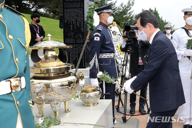 [서울=뉴시스]전진환 기자 = 정세균 국무총리가 10일 오전 서울 동작구 국립서울현충원 김대중 대통령 묘역에서 열린 故 이희호 여사 1주기 추도식에서 헌화하고 있다. 2020.06.10.&nbsp; photo@newsis.com