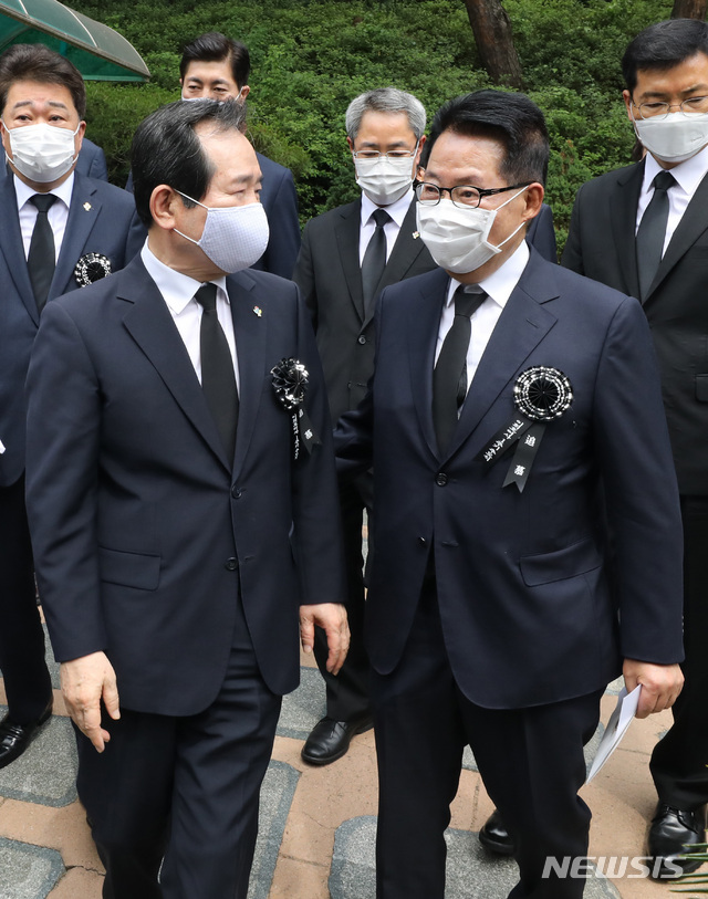 [서울=뉴시스] 전진환 기자 = 이희호 여사 1주기 추도식이 열린 10일 오전 서울 동작국 국립서울현충원 묘역에서 행사를 마친 정세균 국무총리와 박지원 전 민생당 의원이 대화를 하며 나오고 있다. 2020.06.10.&nbsp; amin2@newsis.com