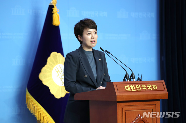 [서울=뉴시스]김선웅 기자 = 김은혜 미래통합당 대변인이 10일 오전 서울 여의도 국회 소통관에서 비상대책위원장 중진의원 회의 비공개 부분 브리핑을 진행하고 있다. 2020.06.10. mangusta@newsis.com