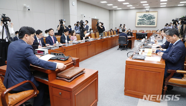 [서울=뉴시스] 김진아 기자 = 김영진 더불어민주당 소속 위원장이 10일 서울 여의도 국회에서 열린 국회운영위원회 제2차 전체회의-국회상임위원회 위원 정수에 관한 규칙 개정 특별위원회에서 안건을 상정하고 있다. 2020.06.10. bluesoda@newsis.com
